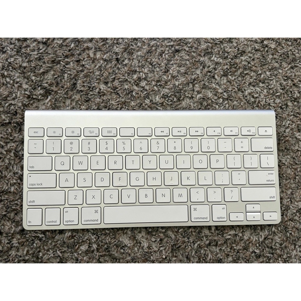 Apple Wireless Computer Keyboard A1314 Silver Bluetooth